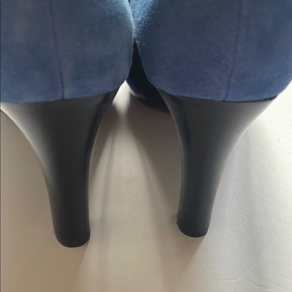 Anne Klein Blue and Black Heels with Elegant Design 3.25” Cylinder Heel 6.5M - Picture 3 of 5
